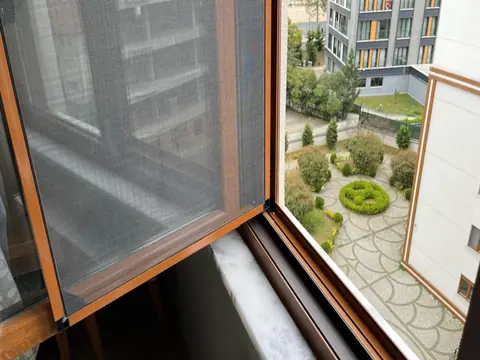 Ahşap pencerede içe açılır sineklik kanadı