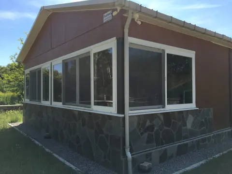 Müstakil evin cam cephesinde pencere sinekliği