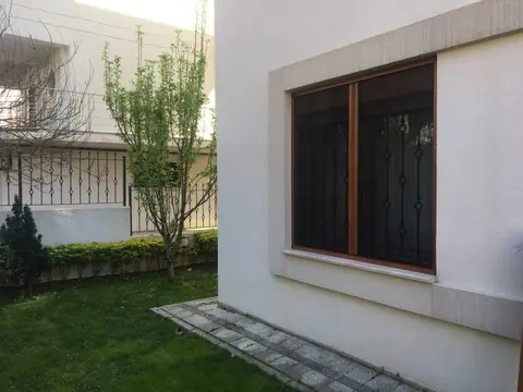 Bahçe cephesindeki pencereye takılmış sineklik