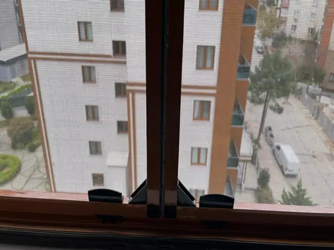 Yüksek bina cephesinde pencere sineklik detayı