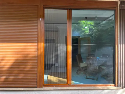 Ahşap doğramalı pencerede plise sineklik