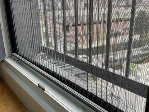 Balkon cephesinde ray üzerinde plise sineklik