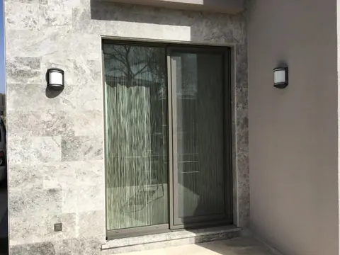 Taş kaplı cephedeki sürgülü kapıya takılmış sineklik