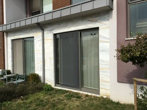 Teras kapısına takılmış sürme sineklik