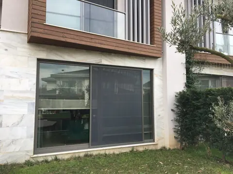 Zemin kat sürgülü cam kapıya takılmış sürme sineklik